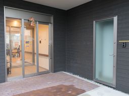 清潔な施設のエントランス