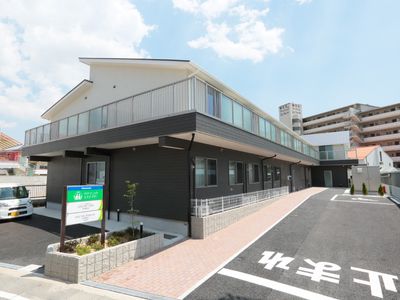 新築そうな外観の建物