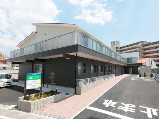 新築そうな外観の建物