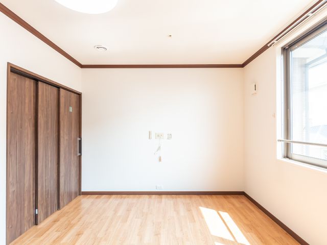 暖かみのある洋室空間 居室 明るく広々とした居室で、ゆったりとプライベートな時間をお過ごしいただけます。窓からの自然光が心地よく差し込みます。