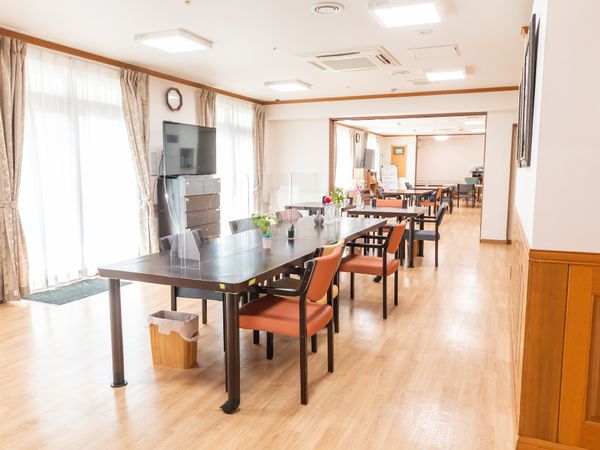 明るい食堂の様子