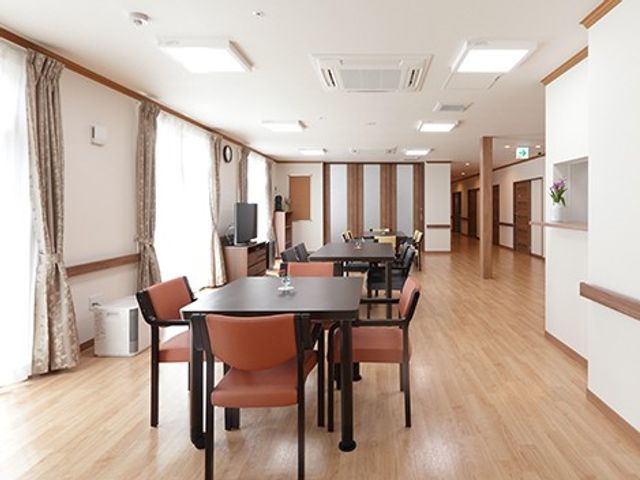 明るい食堂 食堂   大きな窓から光が入り、ゆったりしたテーブル配置で落ち着いて過ごせる食堂です。通路も広く、働く際の動線をイメージしやすい空間です。
