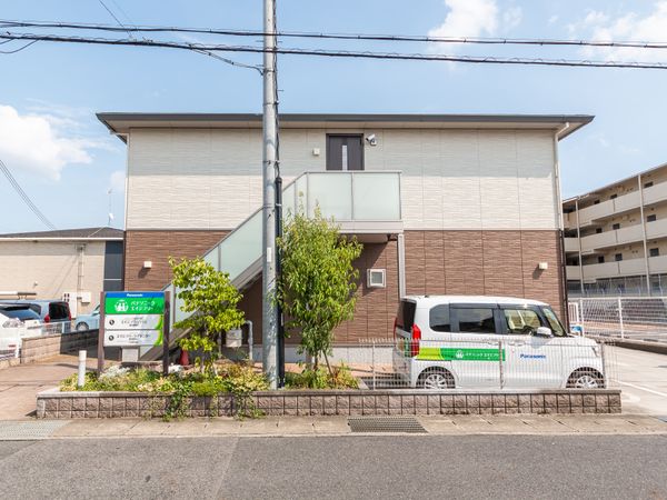 明るい施設の外観