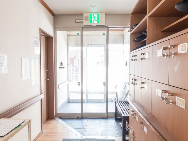 明るいエントランス風景 玄関 ゆったりとしたエントランスには靴の収納スペースも設けられ、入居者の方が安心して日々を過ごせるよう配慮されています。