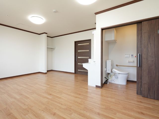 バリアフリーの居室内観 居室 広々とした居室には、手すりつきのトイレと洗面台が完備されており、快適な生活をサポートします。
