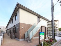 明るい外観の建物