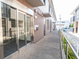 清潔な施設のエントランス