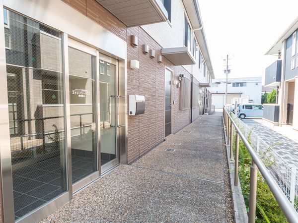 清潔な施設のエントランス