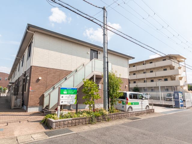 明るく清潔な施設外観 外観 清潔感溢れる外観と静かな周辺環境が魅力的です。ご利用者様の安心をサポートする送迎車も完備しています。