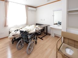 明るい居室の一角