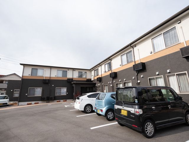 多目的施設の外観 外観 清潔感のある外観は、来訪者に安心感を与え、快適な就業環境を想像させます。車も停めやすい広々とした駐車スペースがあります。