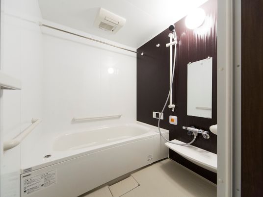 白と茶のモダン浴室