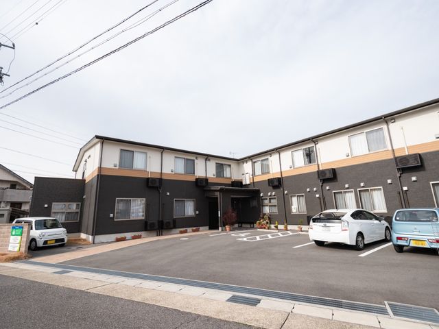 清潔感のある建物外観 外観 整った駐車場のある落ち着いた色調の建物です。こちらでのお仕事は、穏やかな環境の中で始められます。
