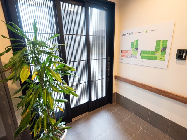 廊下の案内表示 玄関ホール 有意義な働きができる環境を望む方へ。清潔で明るい廊下の案内板が、ご利用者様の安心な移動をサポートします。