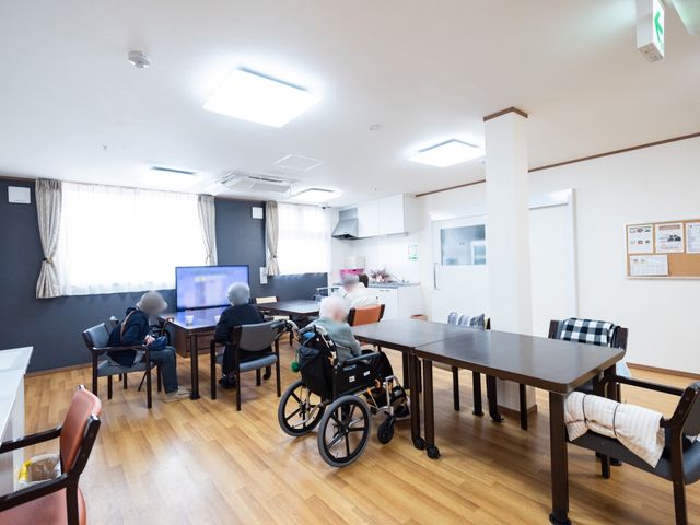 共用スペースの様子 共用スペース ゆったりとした食堂では、入居者の方がテレビを見ながらくつろいでいます。キッチンも完備され、暮らしやすい環境が整っています。