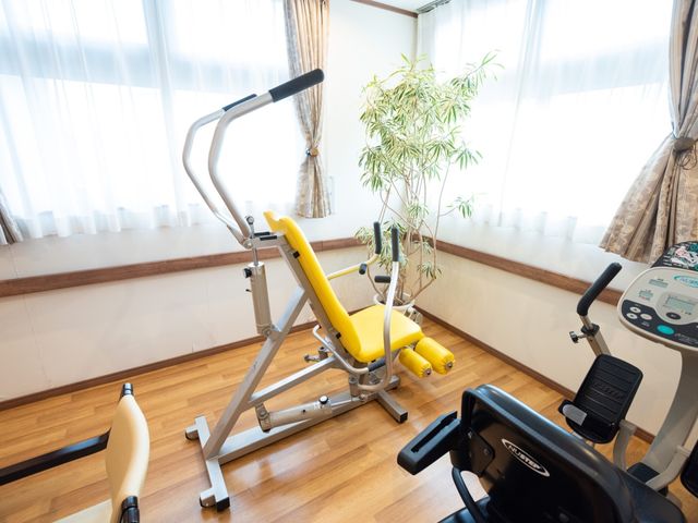 明るい機能訓練室 部屋 日当たりが良く清潔な訓練室で、利用者様のリハビリに寄り添います。様々な器具を使用して、身体機能の向上を図ることができる空間です。