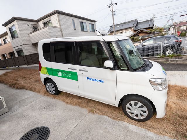 福祉用送迎車両停車中 車 専用の福祉用送迎車があり、通院やお出かけの際に安心です。作業環境を重視する方にも配慮が行き届いています。