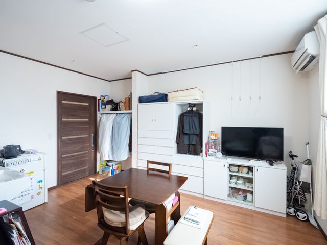 居心地の良い居室 部屋 広々とした明るい居室で、生活に必要な家具やテレビが整っており、個人の時間を大切にできる環境です。