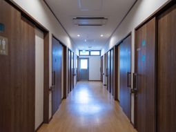 明るい通路の廊下