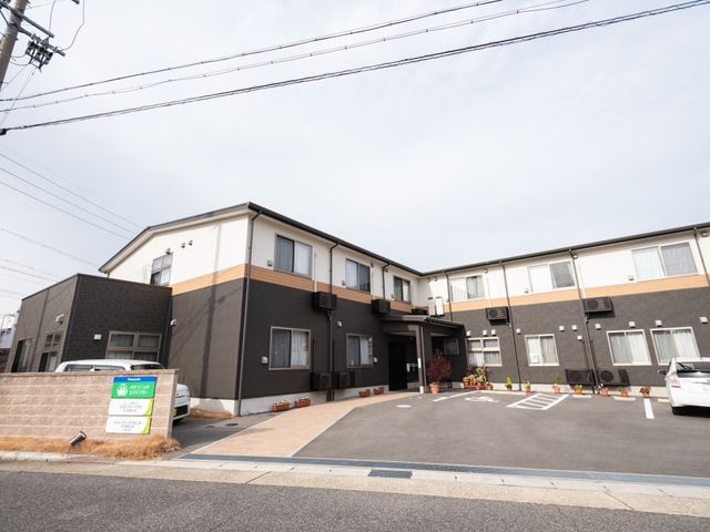 清潔感のある建物の外観 外観 きれいに整備された建築の前には、駐車スペースが確保されています。明るい雰囲気の外観から、来訪者を温かく迎え入れる様子が伝わります。