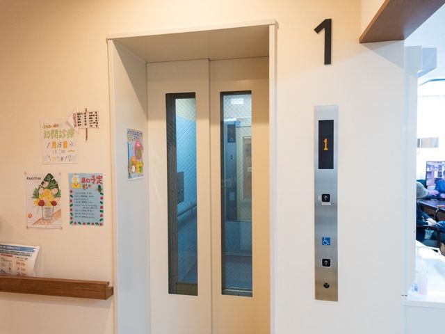 清潔感のあるエレベーター前 エレベーター ゆとりある動線を確保したエレベーター周辺で、ご利用者の移動がラクに行える設計です。壁面には季節の飾りが心温まる雰囲気を醸し出しています。