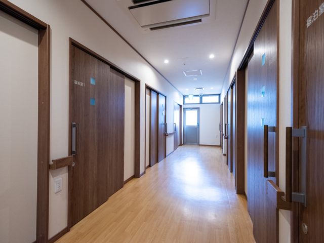 廊下のクリアなイメージ 廊下 広々とした廊下が続く落ち着いた空間です。清潔感があり、静かな雰囲気の中で仕事ができそうです。