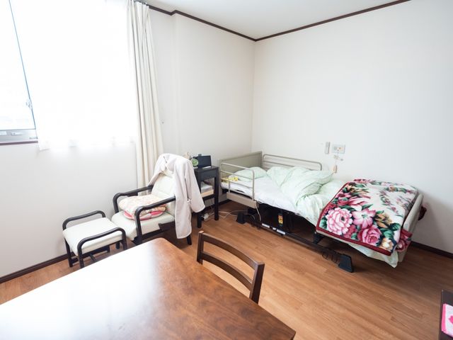 居心地のよい居室の風景 部屋 広々とした明るい個室で、快適な生活が送れる環境が整っています。窓からは自然光が差し込み、落ち着いた時間をお過ごしいただけます。