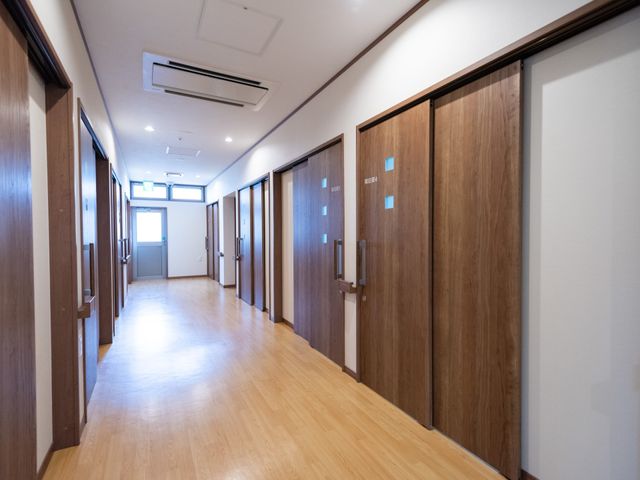 清潔な廊下の様子 廊下 広々として明るい通路は、移動がしやすく快適な空間を提供しています。整った環境でのお仕事をお探しの方に適しています。