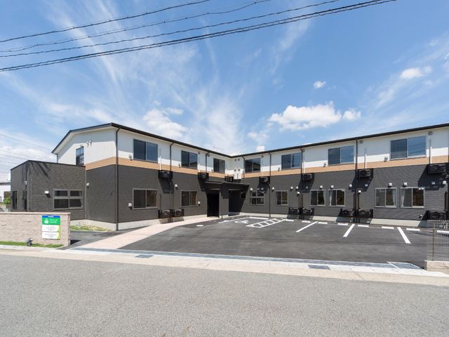 新しい建物の外観 外観 清潔感あふれる新築の建物です。通りに面していて、アクセスも便利ですので、通勤にも困りません。