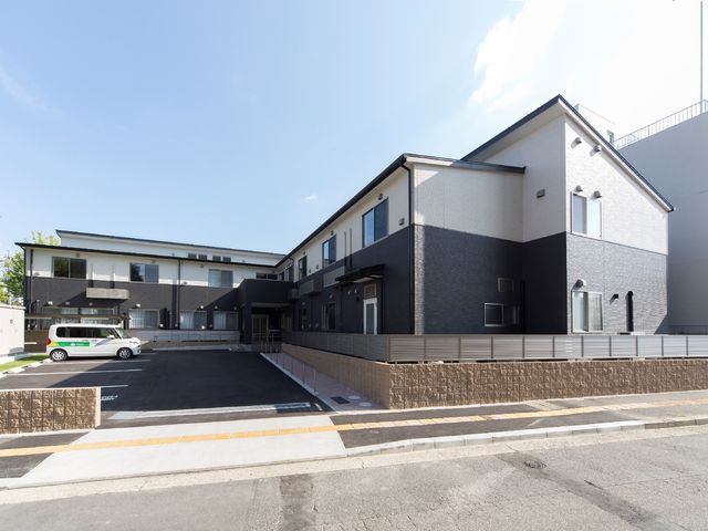 モダンな建物の外観 外観 新しい施設の外観は、洗練されたデザインで、明るく開放的な気持ちを促進します。働く環境としても、訪れる方々をもてなす姿勢が感じられます。