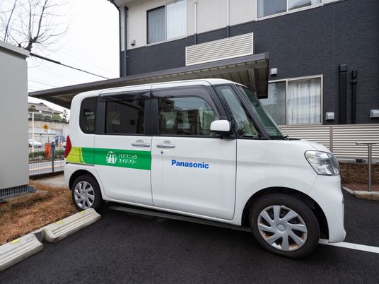 介護用送迎車が停車中