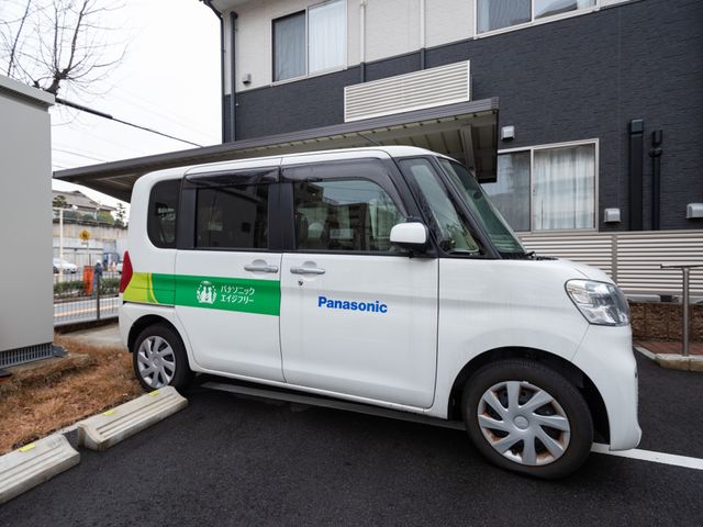 介護用送迎車が停車中 車 送迎サービスが整った快適なエントランスです。居心地の良さを提供する環境が整っており、ご利用者の移動も支援されています。