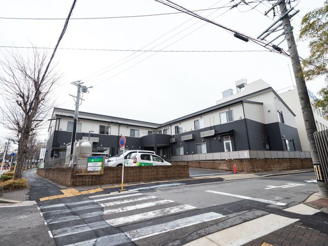 モダンな建物の外観 外観 シックな色合いの外壁で、清潔感が感じられる建物です。交通の便も良く、勤務に適した環境が整っています。