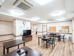 共用ラウンジの明るい内観