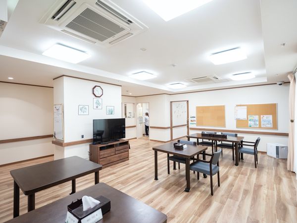 共用ラウンジの明るい内観