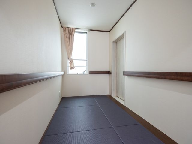 和室の居室イメージ 共有スペース 余裕のあるゆとりの空間が広がる個室です。静けさと落ち着きある環境で、プライバシーを大切にした時間を過ごせます。