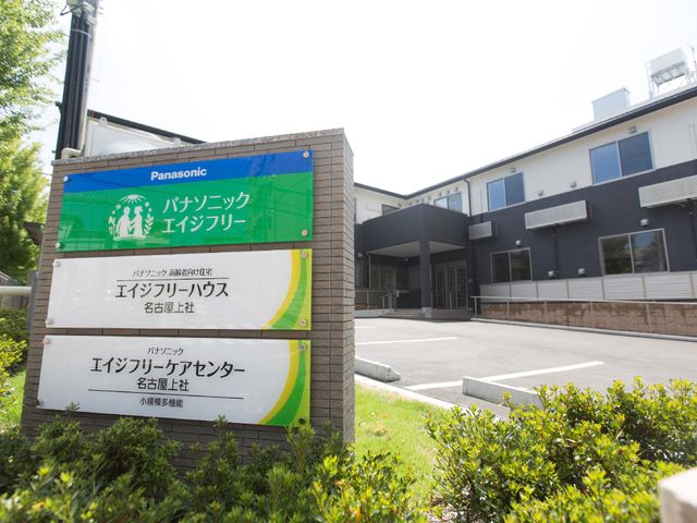 施設の看板と外観 外観 清潔感溢れる建物前に設えられた看板が心地よい歓迎をしており、実際に働くイメージが湧きやすくなっています。