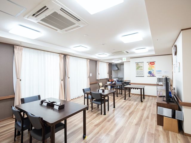清潔感のある暖かみのダイニング 食堂 広々としたダイニングでは、居心地の良い空間で食事が楽しめます。使い勝手が考慮された設計が、働く環境をサポートしています。