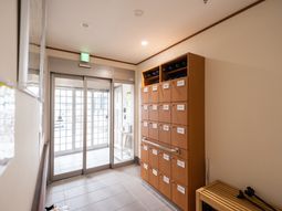 エントランスと靴箱のある廊下