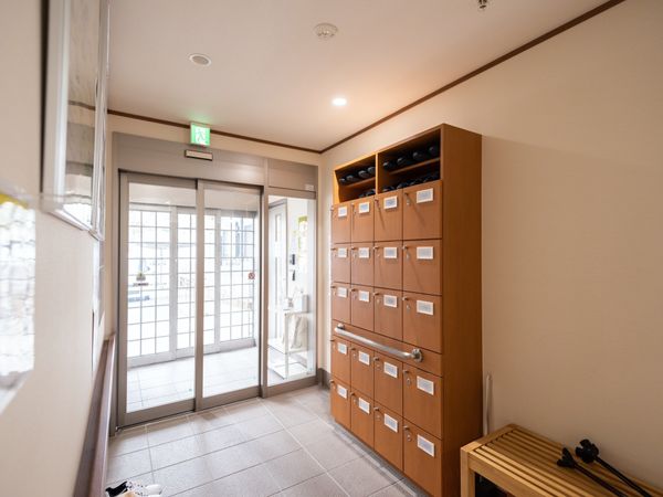 エントランスと靴箱のある廊下