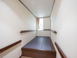 明るい居室の様子