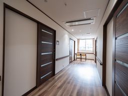 清潔感のある廊下の光景