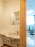 居室の洗面台とリビング