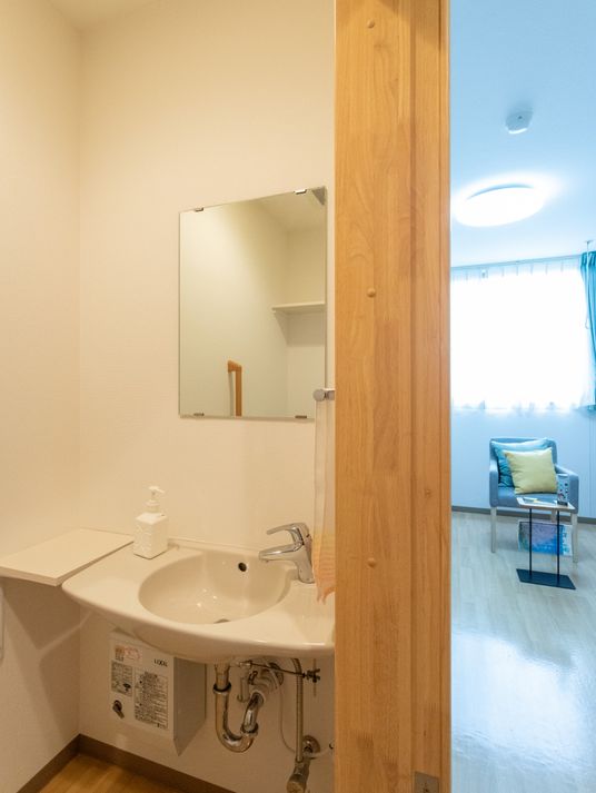 居室の洗面台とリビング
