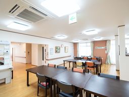 明るい共用ダイニングスペース