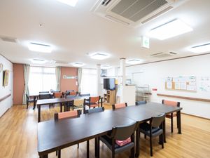 広々とした明るい食堂