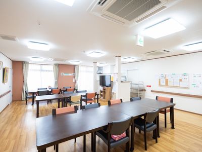 広々とした明るい食堂