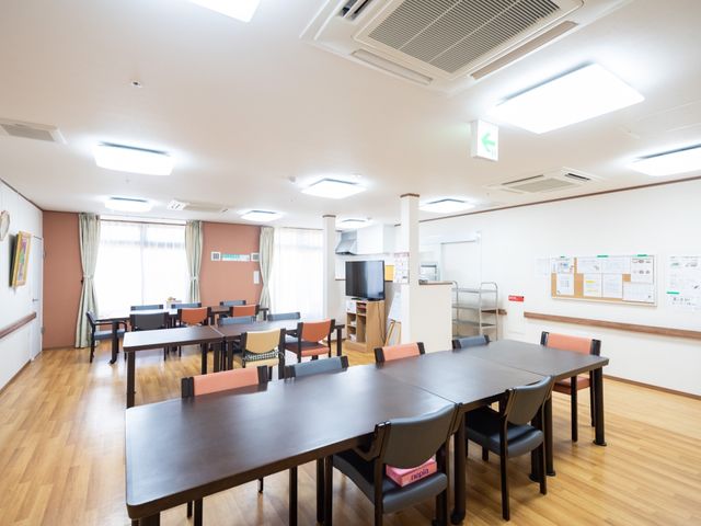 広々とした明るい食堂 食堂 ゆったりとした配列の食卓では、利用者の方々が共に食事を楽しむ姿が想像できます。また、明朗な雰囲気の中でコミュニケーションも取りやすいでしょう。