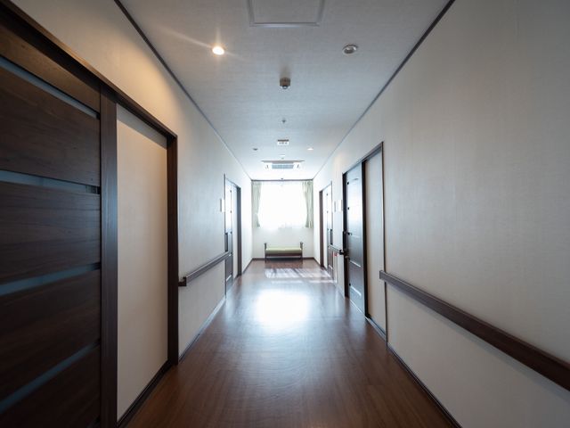 清潔な廊下と窓 廊下 広々とした廊下は明るく清潔感があります。端には椅子が置かれ、休憩にも利用できる落ち着いた空間です。