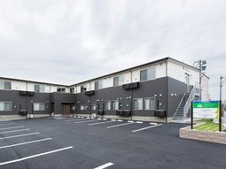 広々とした駐車場の施設外観